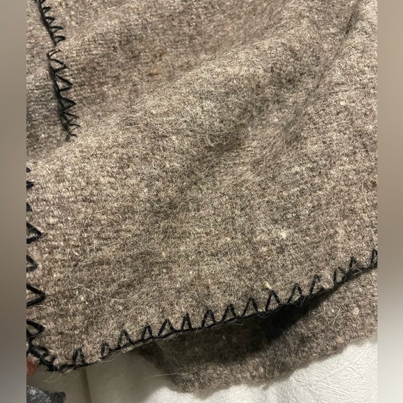 100% wool pancho hand stitched from artisan market in oaxaca - Picture 3 of 4